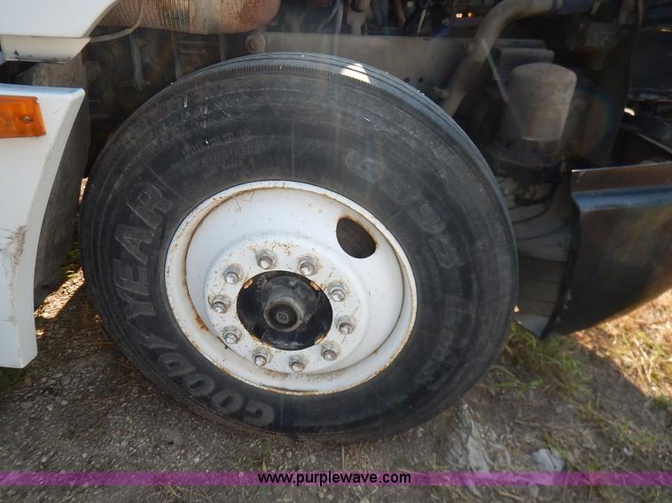 image for item J6462 1998 Freightliner FLD112 semi truck