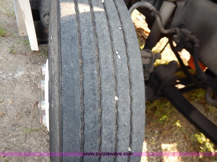 image for item J6462 1998 Freightliner FLD112 semi truck