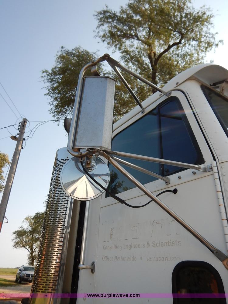 image for item J6462 1998 Freightliner FLD112 semi truck