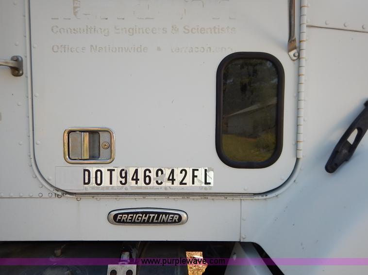 image for item J6462 1998 Freightliner FLD112 semi truck