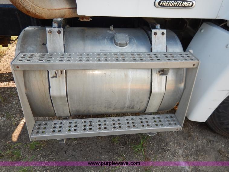 image for item J6462 1998 Freightliner FLD112 semi truck