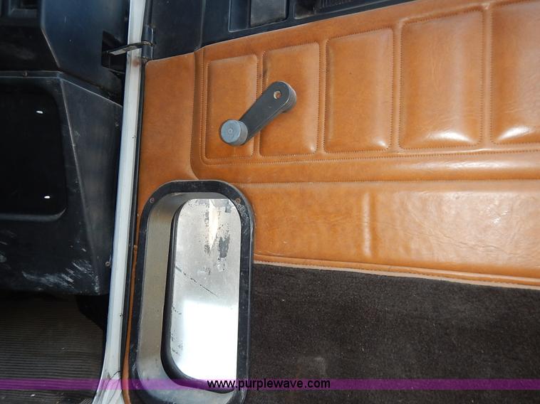 image for item J6462 1998 Freightliner FLD112 semi truck