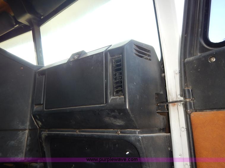 image for item J6462 1998 Freightliner FLD112 semi truck