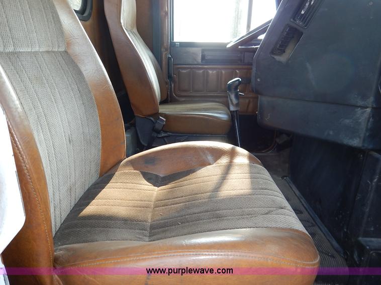 image for item J6462 1998 Freightliner FLD112 semi truck