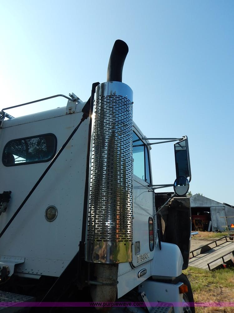 image for item J6462 1998 Freightliner FLD112 semi truck