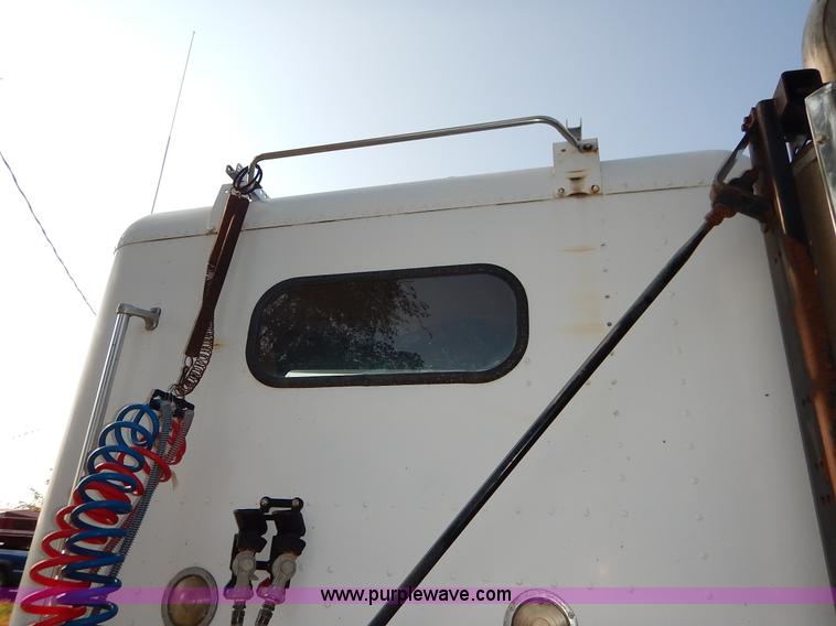 image for item J6462 1998 Freightliner FLD112 semi truck