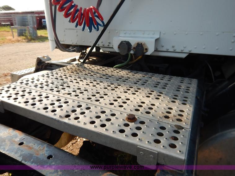 image for item J6462 1998 Freightliner FLD112 semi truck