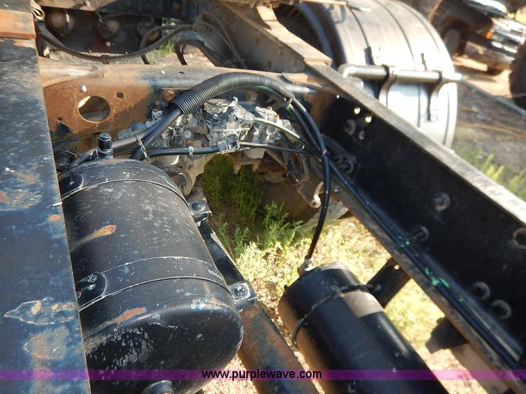 image for item J6462 1998 Freightliner FLD112 semi truck