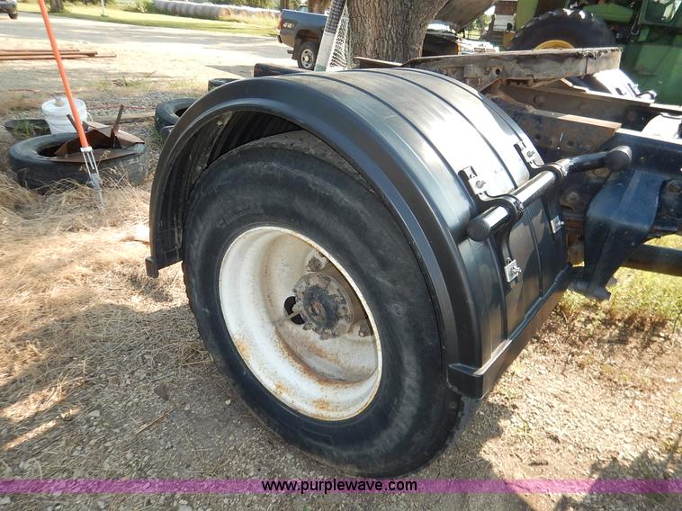 image for item J6462 1998 Freightliner FLD112 semi truck