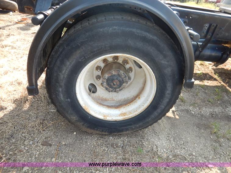 image for item J6462 1998 Freightliner FLD112 semi truck