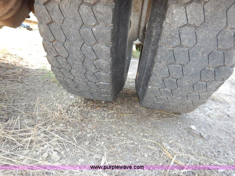 image for item J6462 1998 Freightliner FLD112 semi truck