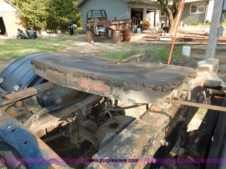 image for item J6462 1998 Freightliner FLD112 semi truck