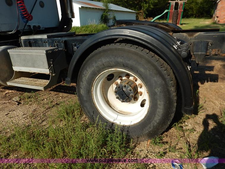 image for item J6462 1998 Freightliner FLD112 semi truck