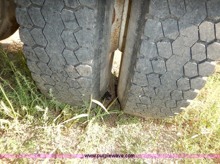 image for item J6462 1998 Freightliner FLD112 semi truck