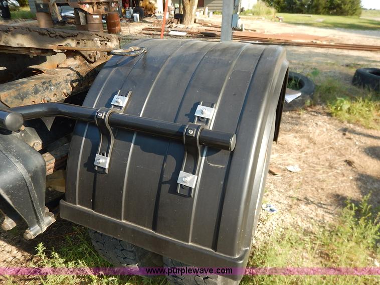 image for item J6462 1998 Freightliner FLD112 semi truck