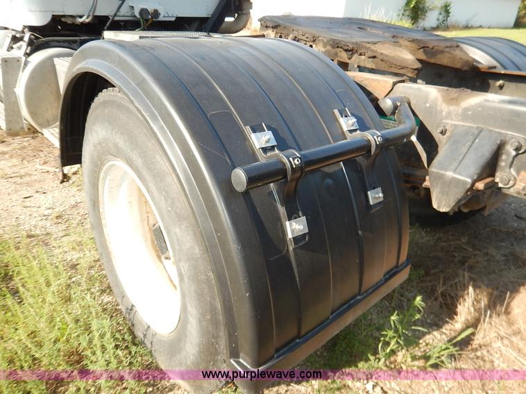 image for item J6462 1998 Freightliner FLD112 semi truck