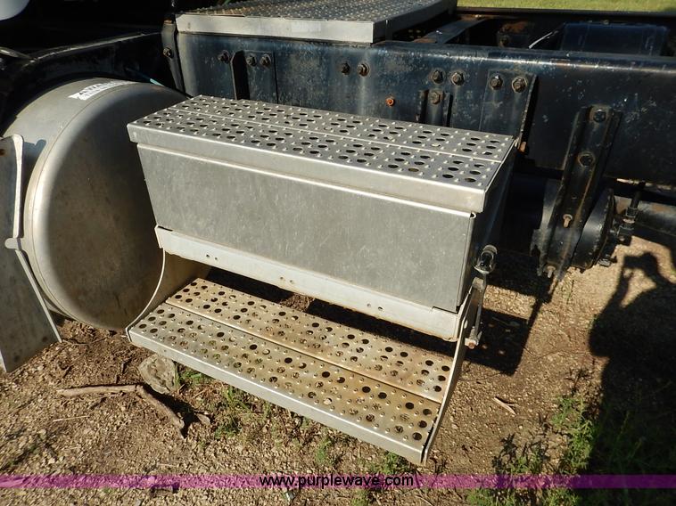 image for item J6462 1998 Freightliner FLD112 semi truck