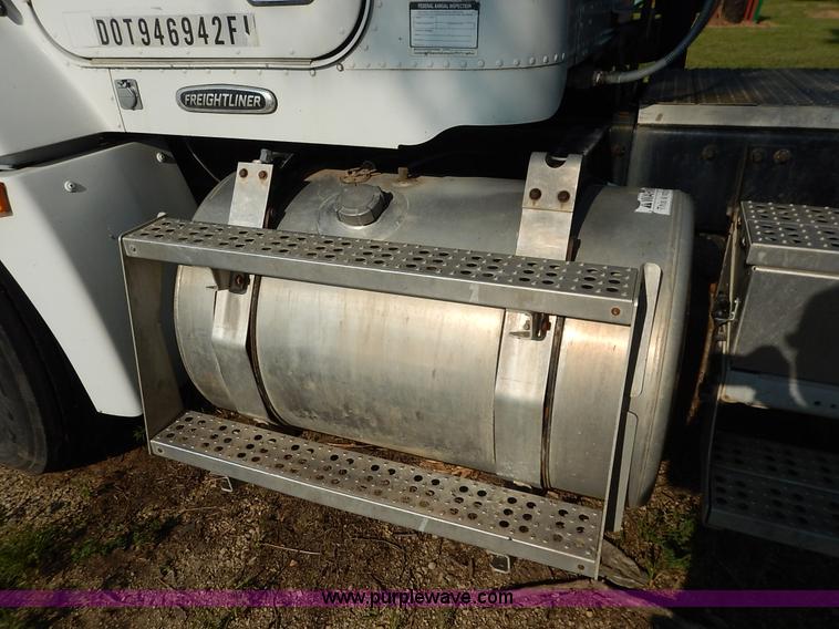 image for item J6462 1998 Freightliner FLD112 semi truck