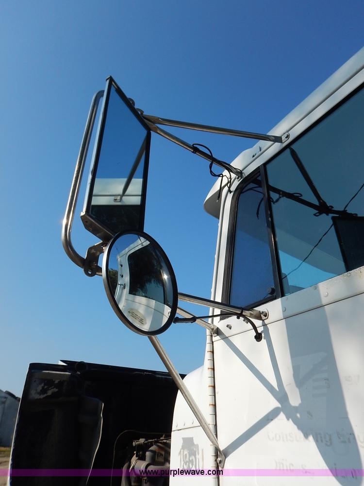 image for item J6462 1998 Freightliner FLD112 semi truck