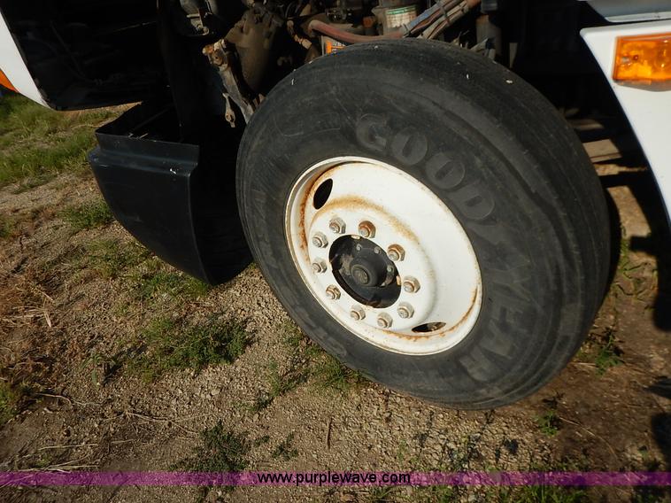 image for item J6462 1998 Freightliner FLD112 semi truck