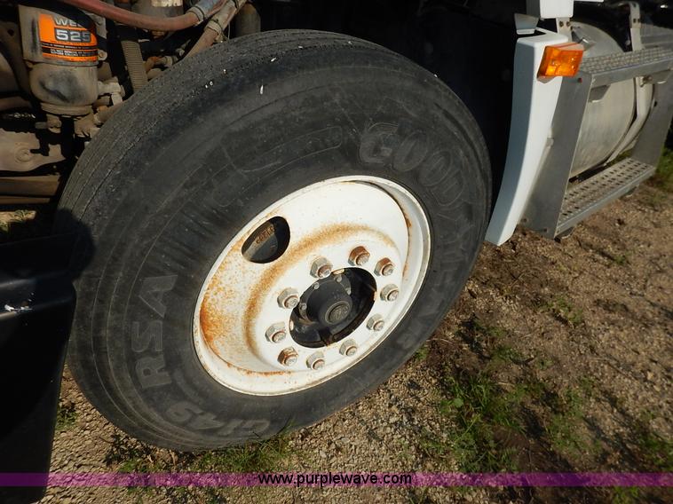 image for item J6462 1998 Freightliner FLD112 semi truck