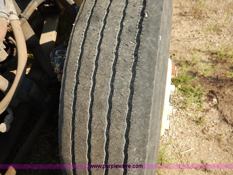 image for item J6462 1998 Freightliner FLD112 semi truck