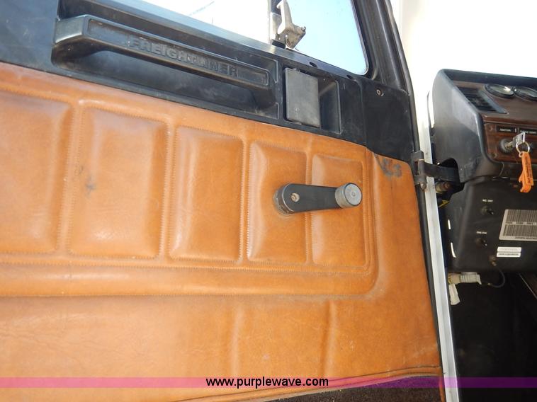 image for item J6462 1998 Freightliner FLD112 semi truck