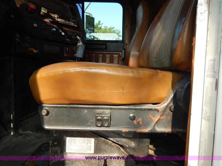 image for item J6462 1998 Freightliner FLD112 semi truck