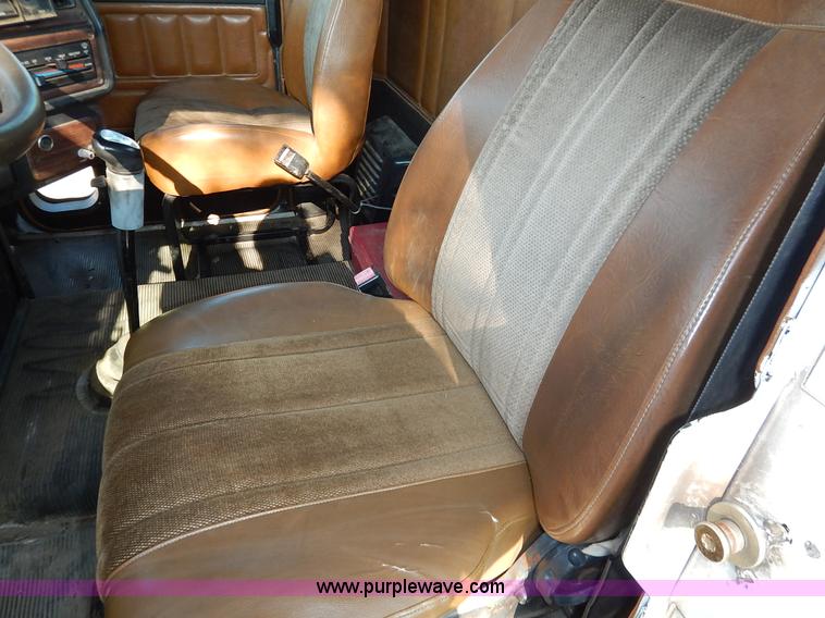 image for item J6462 1998 Freightliner FLD112 semi truck