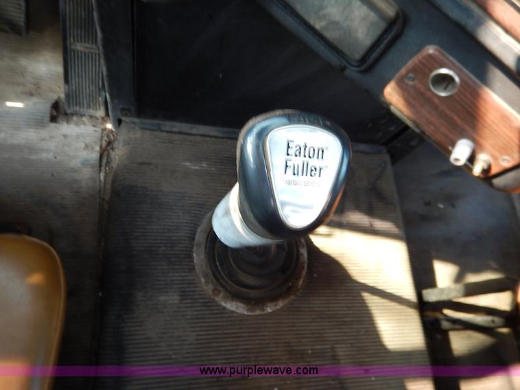 image for item J6462 1998 Freightliner FLD112 semi truck