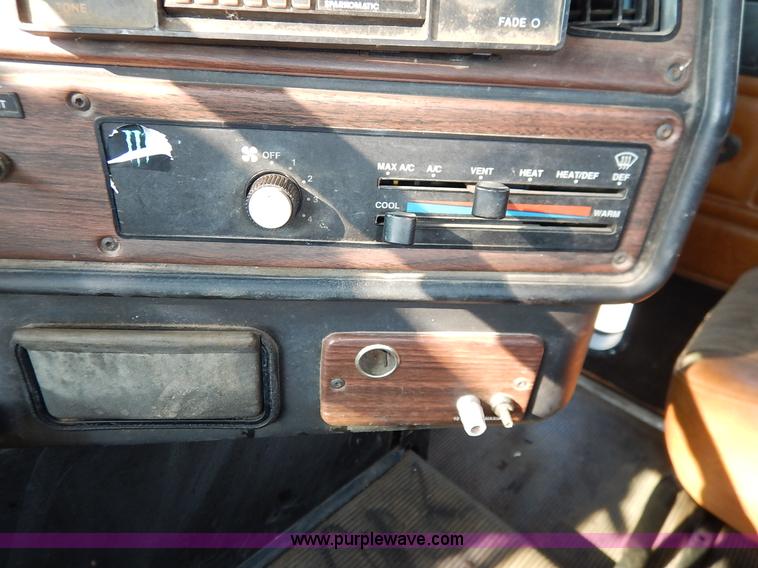 image for item J6462 1998 Freightliner FLD112 semi truck