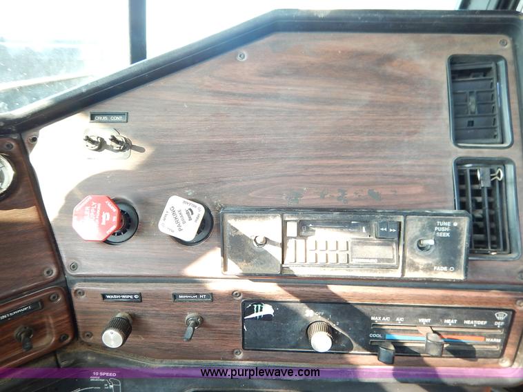 image for item J6462 1998 Freightliner FLD112 semi truck