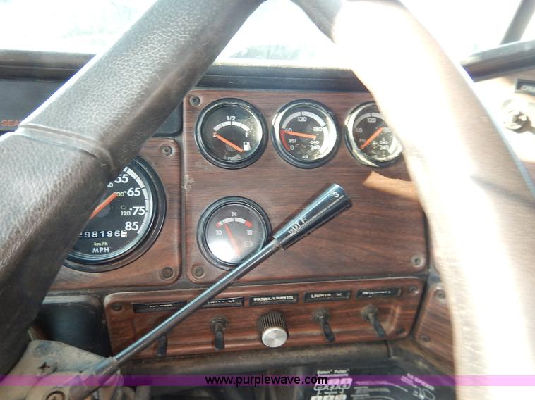 image for item J6462 1998 Freightliner FLD112 semi truck