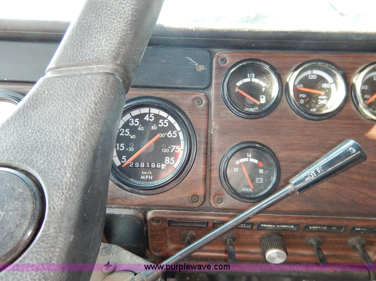 image for item J6462 1998 Freightliner FLD112 semi truck