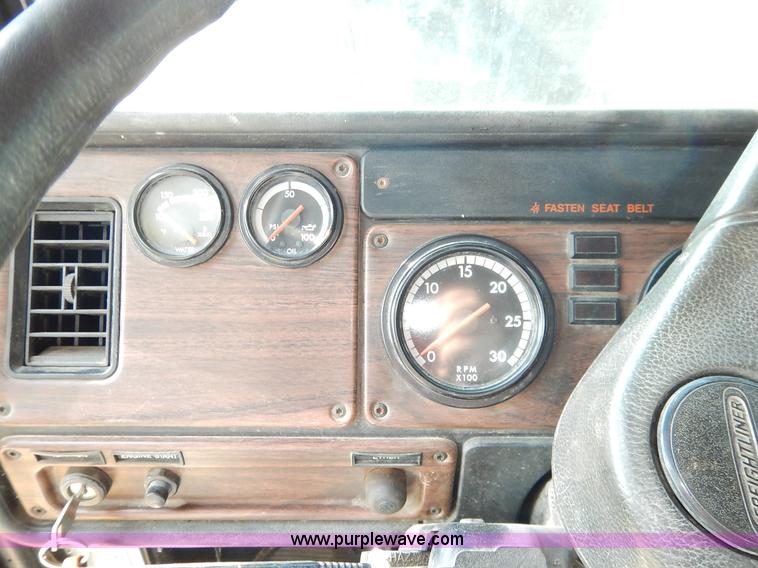 image for item J6462 1998 Freightliner FLD112 semi truck