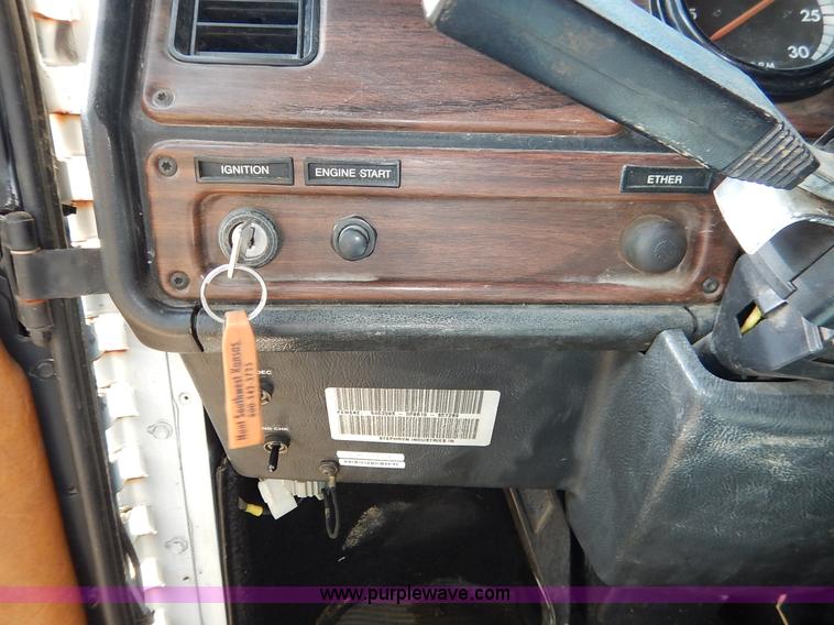 image for item J6462 1998 Freightliner FLD112 semi truck