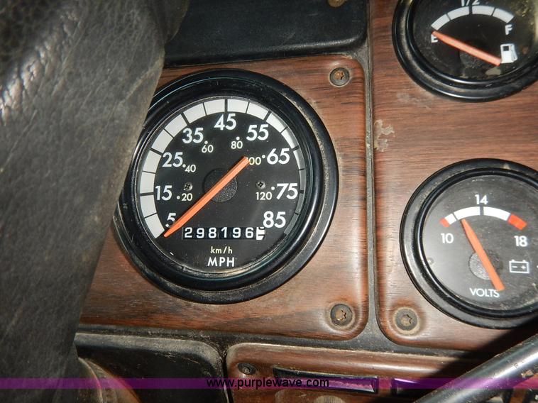 image for item J6462 1998 Freightliner FLD112 semi truck