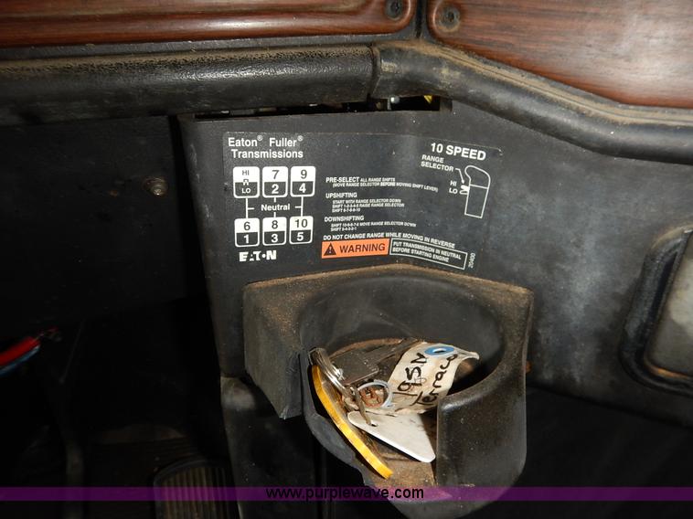 image for item J6462 1998 Freightliner FLD112 semi truck