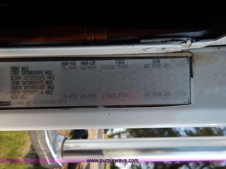 image for item J6462 1998 Freightliner FLD112 semi truck