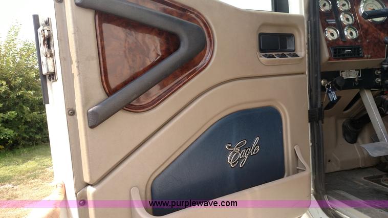 image for item K1139 2006 International Eagle 9400i semi truck