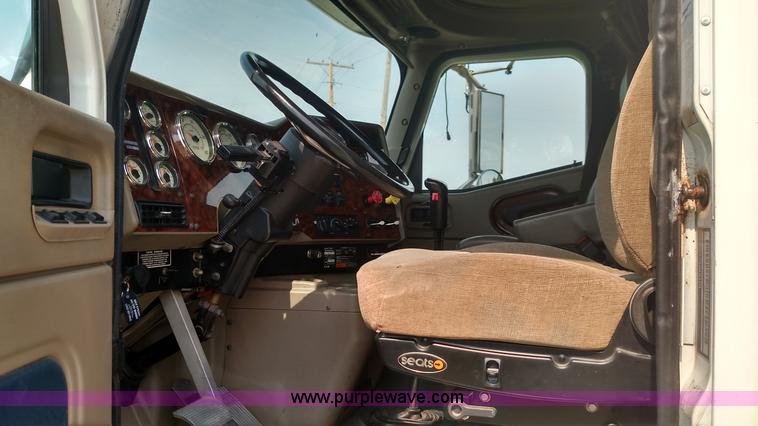 image for item K1139 2006 International Eagle 9400i semi truck