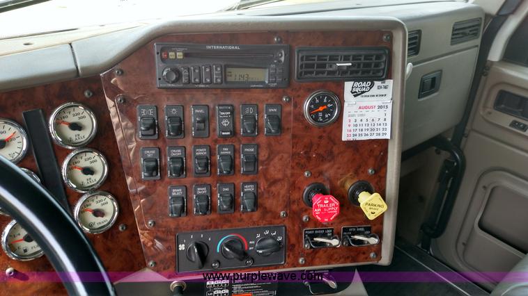 image for item K1139 2006 International Eagle 9400i semi truck