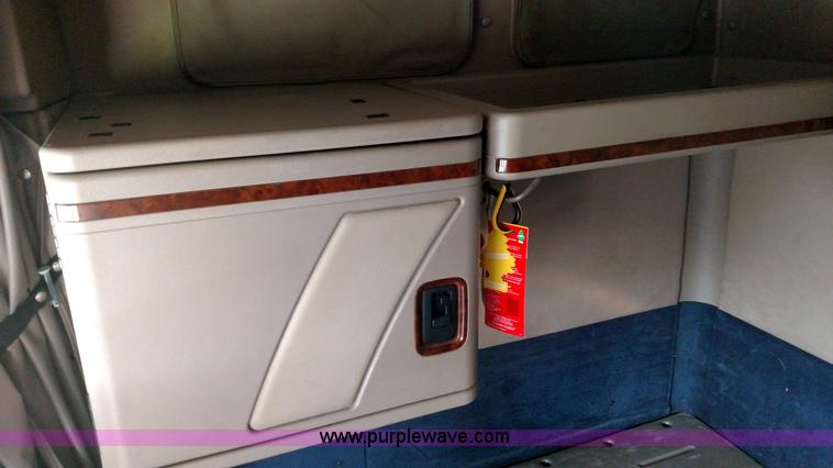 image for item K1139 2006 International Eagle 9400i semi truck