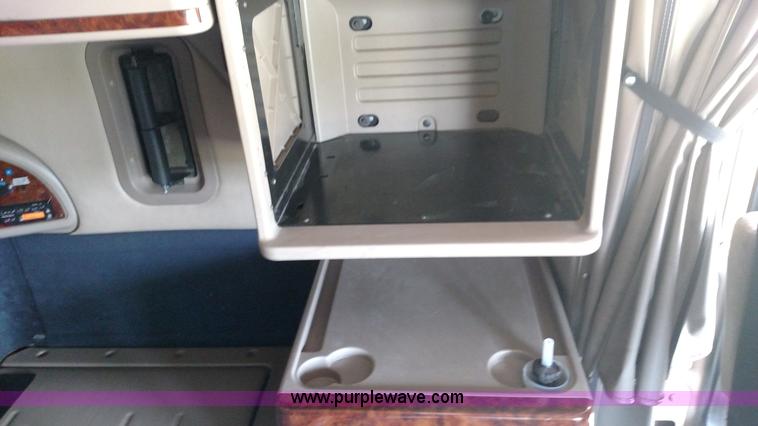 image for item K1139 2006 International Eagle 9400i semi truck