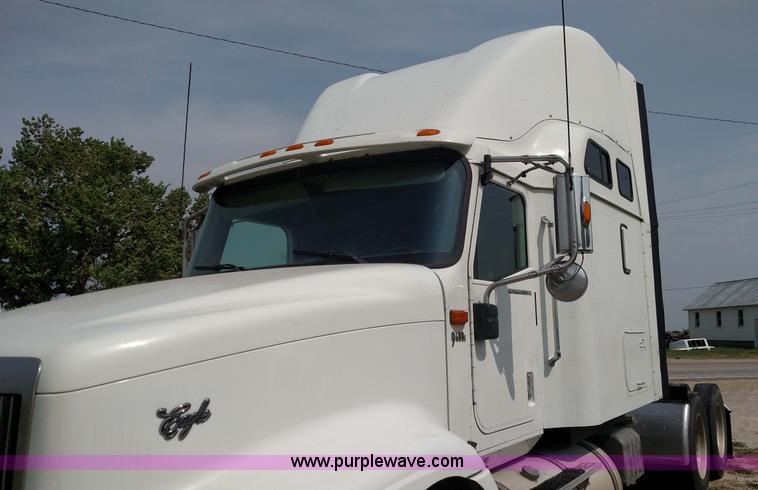 image for item K1139 2006 International Eagle 9400i semi truck