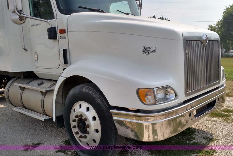 image for item K1139 2006 International Eagle 9400i semi truck