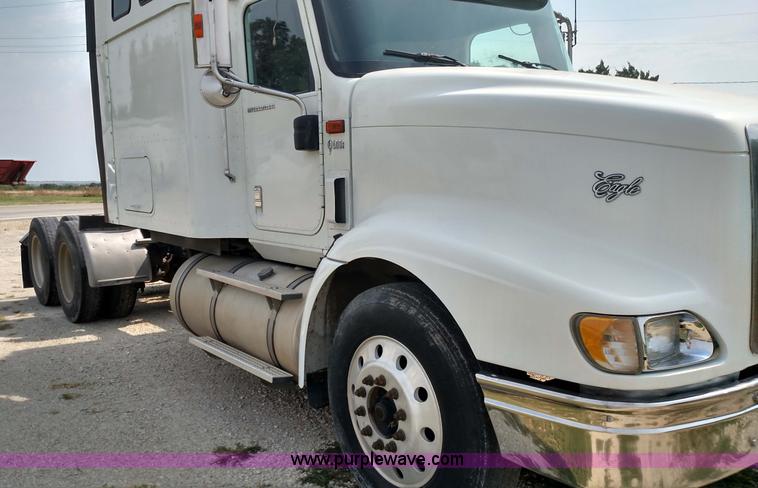 image for item K1139 2006 International Eagle 9400i semi truck