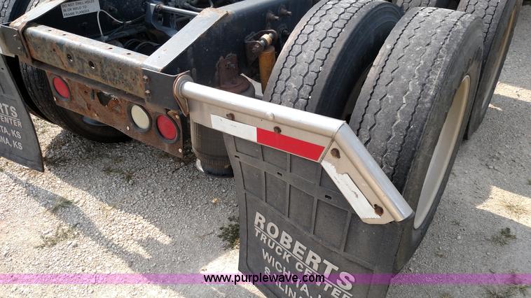 image for item K1139 2006 International Eagle 9400i semi truck