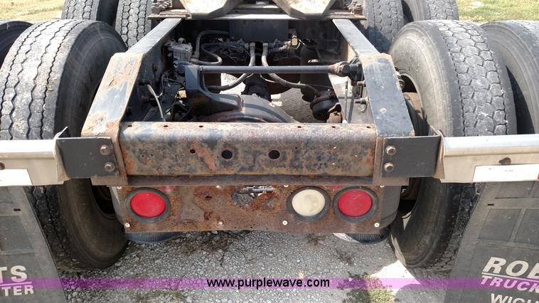 image for item K1139 2006 International Eagle 9400i semi truck