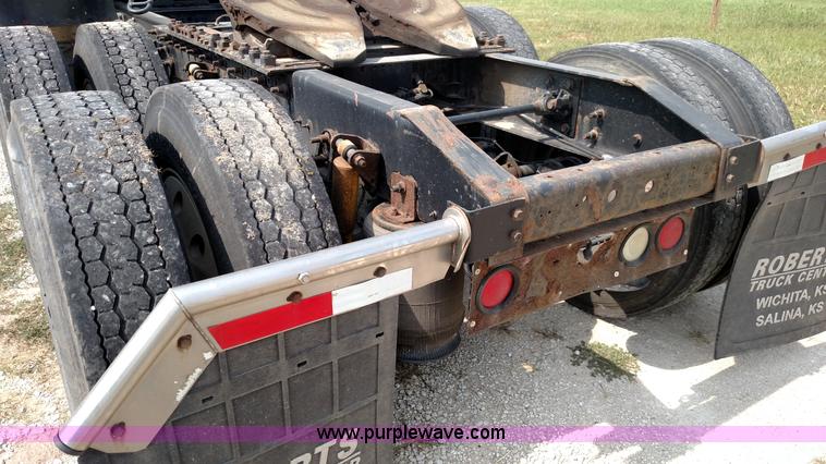 image for item K1139 2006 International Eagle 9400i semi truck